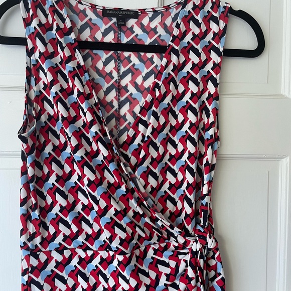 Banana Republic Small, V-neck faux-wrap midi dress. Red, white, blue and blk sz2 - Picture 5 of 5